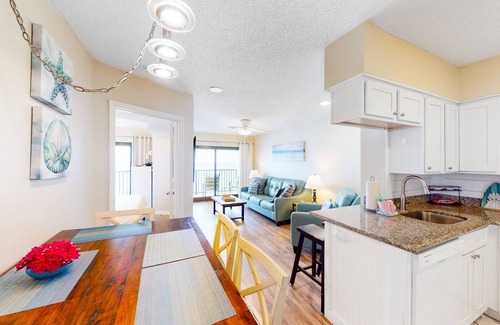 Navarre Beach Condo | Sixth-floor condo with direct Gulf-front views & on-site picnic area & grills