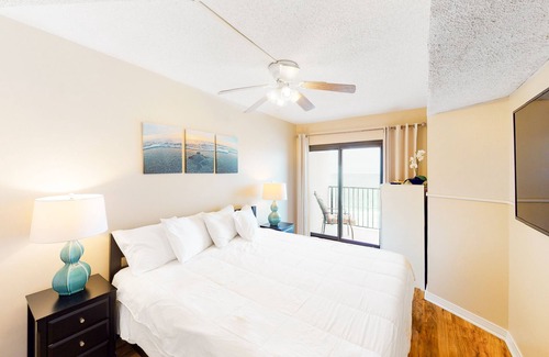 Navarre Beach Condo | Sixth-floor condo with direct Gulf-front views & on-site picnic area & grills