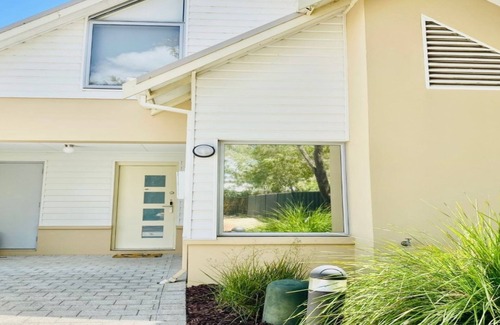 Broadwater Villa | SixtySix at Cape View