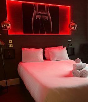 Hillrise Apartment | Sizzling London Studio with Jacuzzi & Private Bath