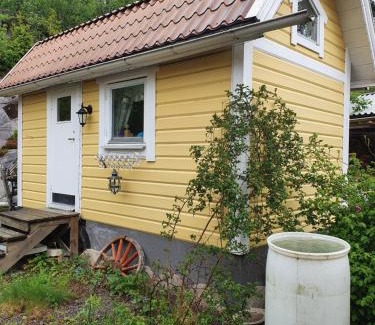 Stora Stava House | Sjönära liten stuga med sovloft, toilet in separate small house, only OUTDOOR shower!