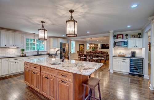 Sennett House | Skaneateles Pet friendly 6 bed 6 bath on Main St very close to downtown center