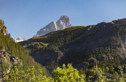 Cervinia Apartment | Ski Apartment Francois Hot Tub & Central Location with hotel services