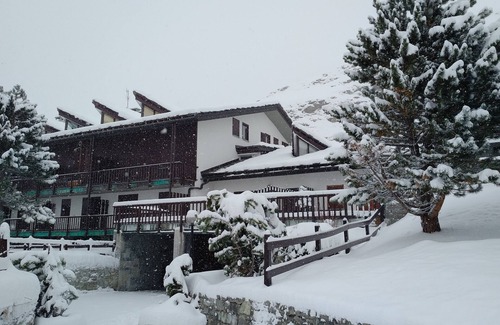 Cervinia House | Ski chalet Cervinia MARTINO ski-in-ski-out 8p apartment sunny spacious wifi