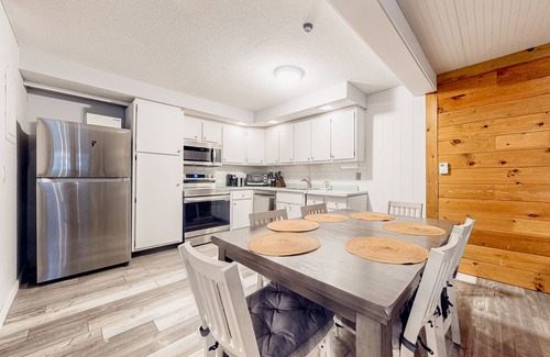 Mendon Condo | Ski getaway with pool, sauna, covered balcony, W/D access, & internet