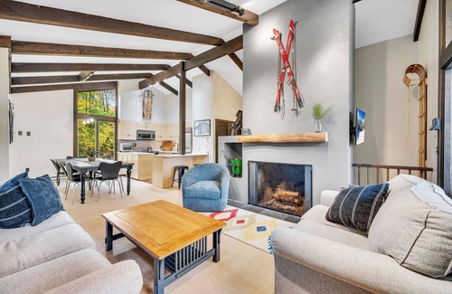 Stratton Mountain Ski Chalet | Ski Haus @ Quartermile 3 mins from Base/shuttle King Beds with Private Baths