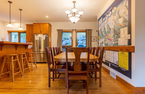 East Kootenay Ski Chalet | Ski In & 10-15 Walk to the Lifts. Hot Tub. A/C.