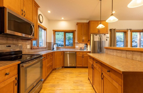 East Kootenay Ski Chalet | Ski In & 10-15 Walk to the Lifts. Hot Tub. A/C.