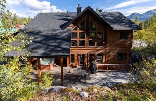 East Kootenay Ski Chalet | Ski In & 10-15 Walk to the Lifts. Hot Tub. A/C.