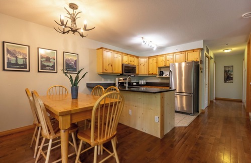 East Kootenay Ski Chalet | Ski In & 15 Minute Walk to the Lifts. Hot Tub. A/C. Pet Friendly