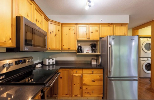 East Kootenay Ski Chalet | Ski In & 15 Minute Walk to the Lifts. Hot Tub. A/C. Pet Friendly