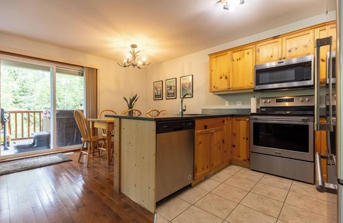 East Kootenay Ski Chalet | Ski In & 15 Minute Walk to the Lifts. Hot Tub. A/C. Pet Friendly