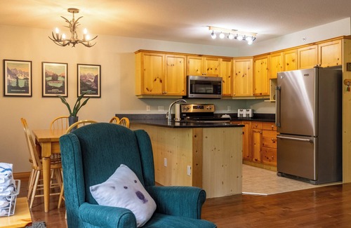 East Kootenay Ski Chalet | Ski In & 15 Minute Walk to the Lifts. Hot Tub. A/C. Pet Friendly