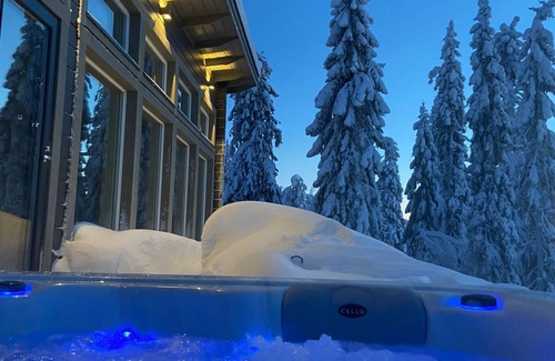 Syote Villa | Ski-in Log Villa with Stunning Jacuzzi Views at Syöte