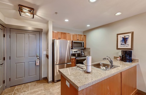 Copper Mountain Village Condo | Ski-in/out Center Village Penthouse w/HotTub 5 Queen Beds