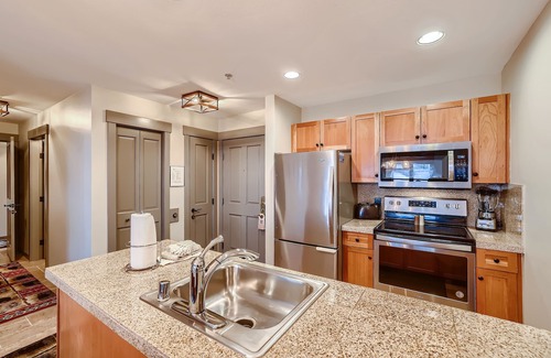 Copper Mountain Village Condo | Ski-in/out Center Village Penthouse w/HotTub 5 Queen Beds