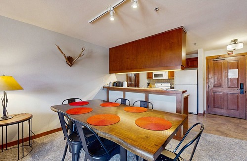 Salt Lake Mountain Resorts Condo | Ski-in/out condo w/mountain views, shared hot tub & pool & Club Solitude access