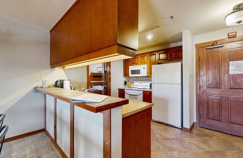 Salt Lake Mountain Resorts Condo | Ski-in/out condo w/mountain views, shared hot tub & pool & Club Solitude access