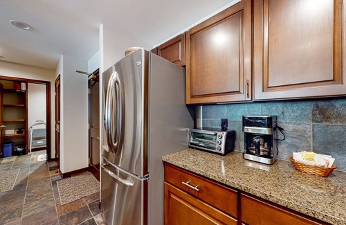 Edwards Condo | Ski in/out mountain getaway with pool, hot tub, & balcony - steps to the slopes