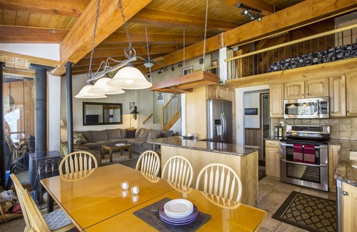 Mammoth Lakes Condo | SKI IN/OUT On the Mtn. above Cyn Ldge, Slps 8, Dlx