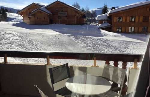 Bergers Apartment | Ski In/Out. One Bedroom. Sleeps 5. 150metres lifts/shops