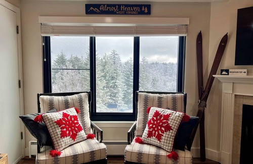 Snowshoe Apartment | Ski In/out, Sleeps 8, Pool, Hot Tub, Snow Tubing!