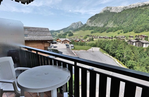 Le Chinaillon Apartment | Ski-In/Out Studio - Sleeps 4 - Garage - Close to ESF & Chairlift - West-Facing Balcony