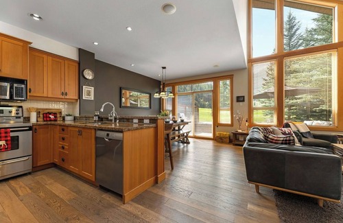 East Kootenay Ski Chalet | Ski-in/Out Sunbird-Private Hot Tub-Amazing Views-Deck-BBQ-Backs onto Greywolf 9