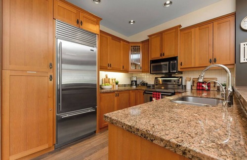 East Kootenay Ski Chalet | Ski-in/Out Sunbird-Private Hot Tub-Amazing Views-Deck-BBQ-Backs onto Greywolf 9