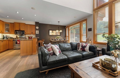 East Kootenay Ski Chalet | Ski-in/Out Sunbird-Private Hot Tub-Amazing Views-Deck-BBQ-Backs onto Greywolf 9