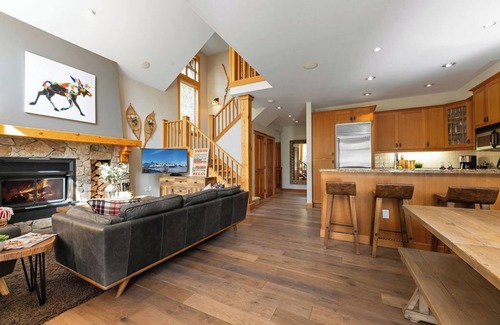 East Kootenay Ski Chalet | Ski-in/Out Sunbird-Private Hot Tub-Amazing Views-Deck-BBQ-Backs onto Greywolf 9