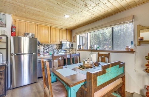 Red River Condo | Ski-In Red River Retreat: Balcony, Mountain Views!