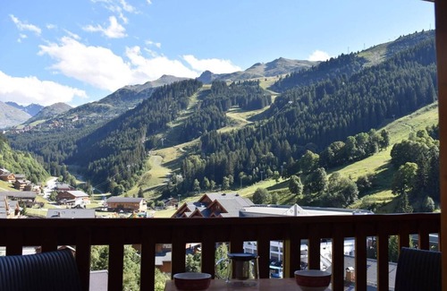 Meribel Centre Apartment | Ski-in/ski-out & foot of the slopes, 4th floor, balcony, ski locker, 27m², Méribel