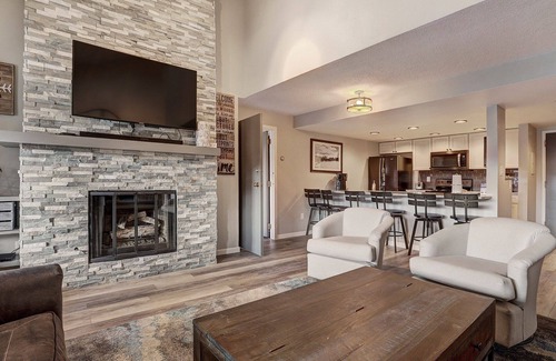 Copper Mountain Village Condo | Ski In Ski Out 2 Bed 3 bath, 1100sqft. Vaulted ceiling sleeps 10 in Ctr Village