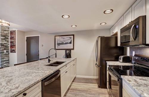 Copper Mountain Village Condo | Ski In Ski Out 2 Bed 3 bath, 1100sqft. Vaulted ceiling sleeps 10 in Ctr Village