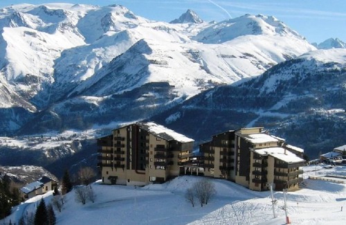 Auris Apartment | Ski-In/Ski-Out 2-Bedroom Apartment with Balcony & Stunning Views in Auris-en-Oisans