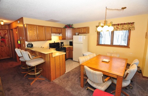 Upson Ski Chalet | Ski-in ski-out 3 Bdrm Chalet w sauna on slopes & lake - Sleeps 8