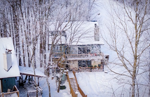 Upson Ski Chalet | Ski-in ski-out 3 Bdrm Chalet w sauna on slopes & lake - Sleeps 8