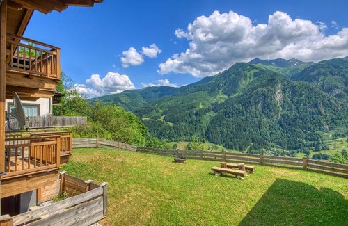Kaprun Ski Chalet | Ski-in / Ski-out Chalet Maiskogel 13a by Alpen Apartments