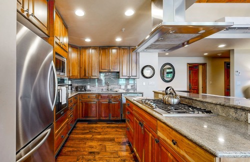 Vail Condo | Ski-in/ski-out condo w/balcony, fireplace, fast WiFi, W/D & shared pool/hot tub