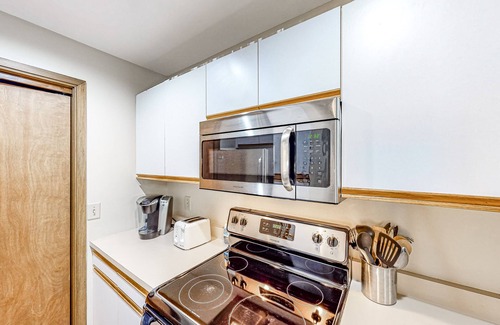 West Dover Condo | Ski-in/ski-out condo with deck, wood-burning fireplace, & community amenities