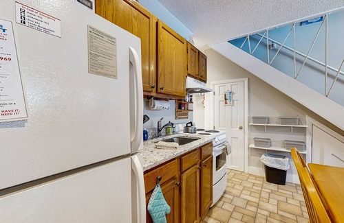 Sunday River Area Condo | Ski-in/ski-out condo with shared pool & hot tub - steps away from ski lift