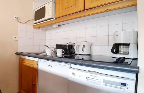 Les Bruyeres Apartment | Ski-in/ski-out & foot of the slopes, 4th floor, view mountain, balcony, tv, ski locker, 26m²