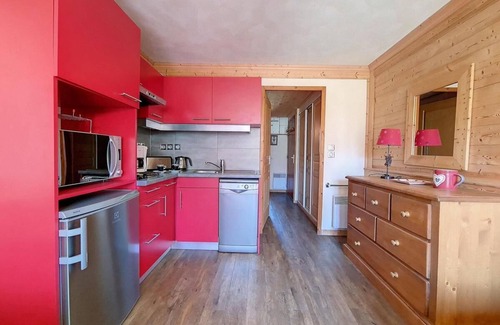 Les Bruyeres Apartment | Ski-in/ski-out & foot of the slopes, 12nd floor, balcony, tv, ski locker, 30m², Les Menuires