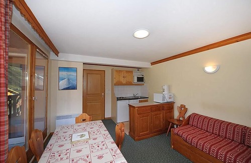 Les Bruyeres Apartment | Ski-in/ski-out & foot of the slopes, 2nd floor, balcony, tv, ski locker, 40m², Les Menuires