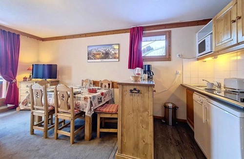 Les Bruyeres Apartment | Ski-in/ski-out & foot of the slopes, 1st floor, balcony, tv, ski locker, 44m², Les Menuires