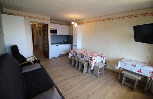 Auris Apartment | Ski-in/ski-out & foot of the slopes, 3rd floor, view mountain, balcony, tv, ski locker, 55m²