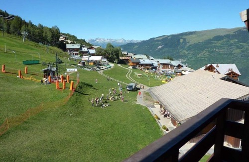 Montalbert Apartment | Ski-in/ski-out & foot of the slopes, 3rd floor, view ski slopes, balcony, tv, ski locker, 40m²