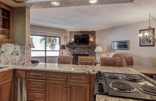 Peak 9 Condo | Ski in/Ski Out! In Room Jacuzzi!
