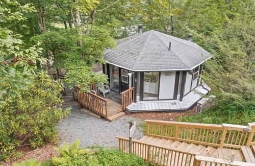 Sugar Mountain Cabin | Ski In/Ski Out Round House in Sugar Mountain